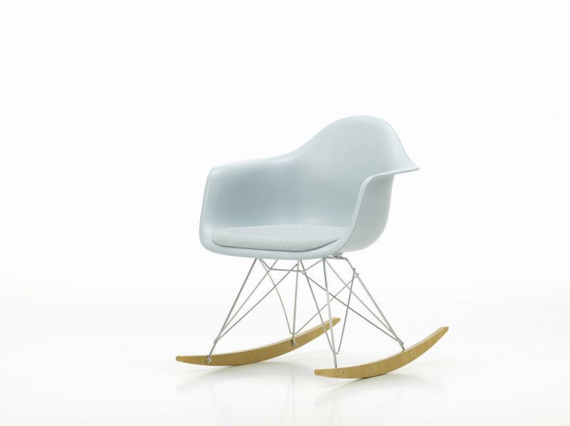 Eames Schaukelstuhl RAR mit hellblauem Kunststoff, Sitzpolster und Holz-Kufen. Designklassiker für Wohnzimmer.